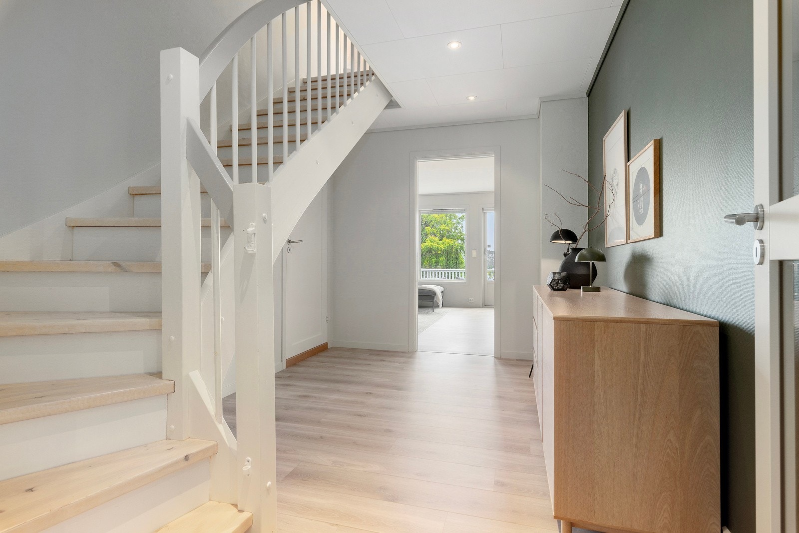 Videre kommer vi inn i hallen som leder oss inn til stue/kjøkkenet, badet eller opp i 2. etasjen. Galleribilde