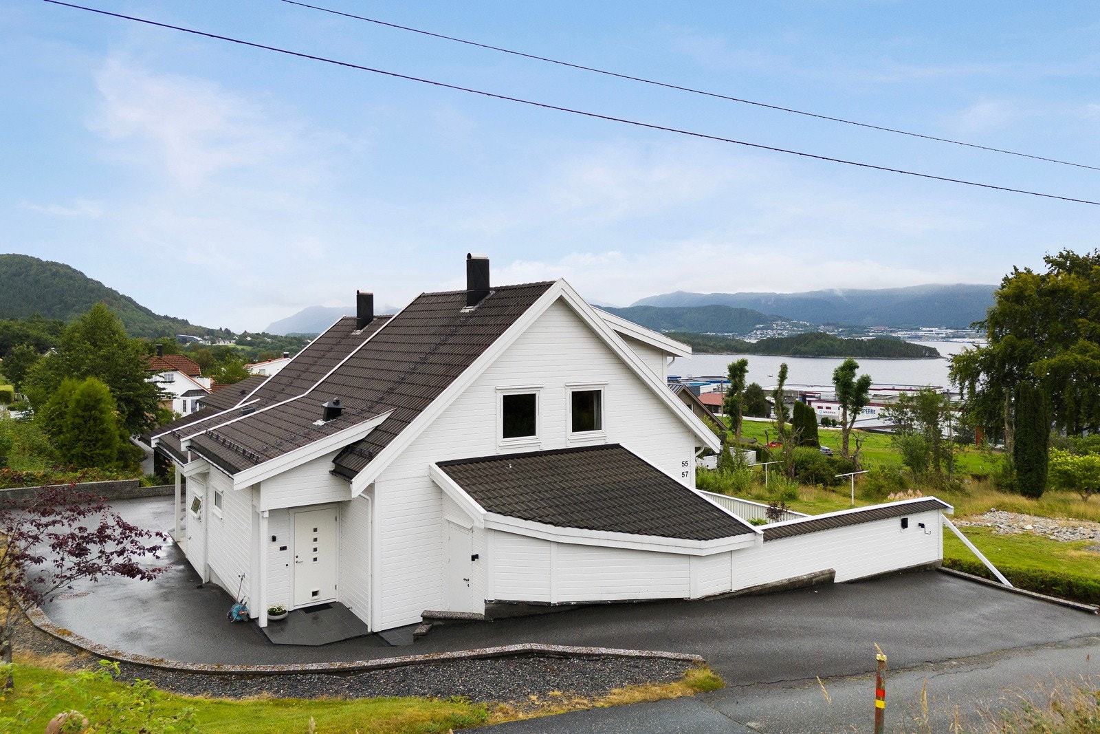 Dette er en halvpart av en vertikaldelt tomannsbolig som går over to etasjer, fra 2007. Galleribilde