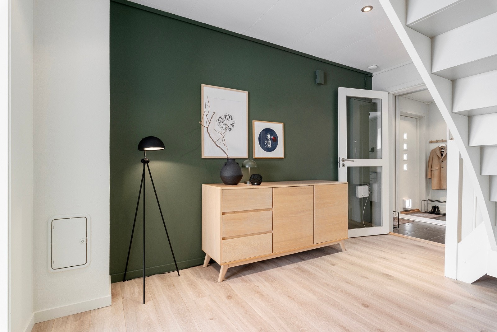 Her er det spotter i himlingene og laminat på gulvene. Galleribilde