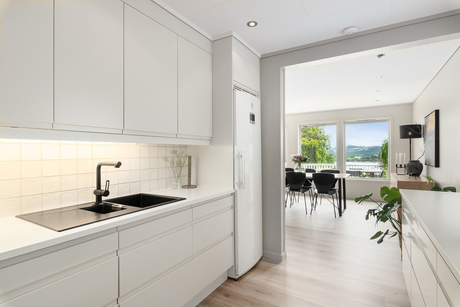 Denne har benkeplate av kompositt, nedfelt koketopp, integrert stekeovn og oppvaskmaskin. Galleribilde