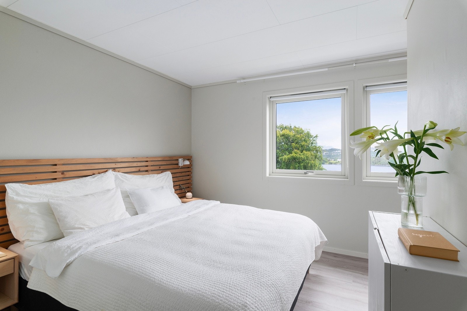 Hovedsoverommet har en walk-in-garderobe rundt hjørnet. Galleribilde