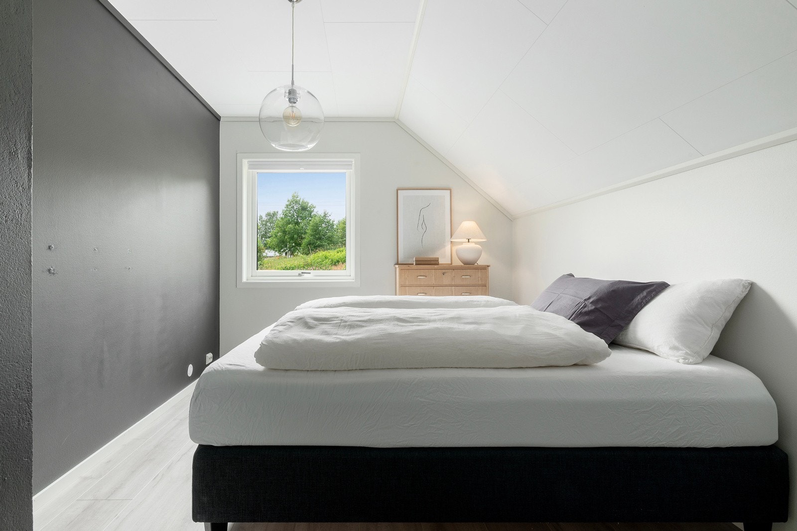 Først finner vi dette soverommet som har god plass til dobbeltseng og nattbord på hver side. Galleribilde