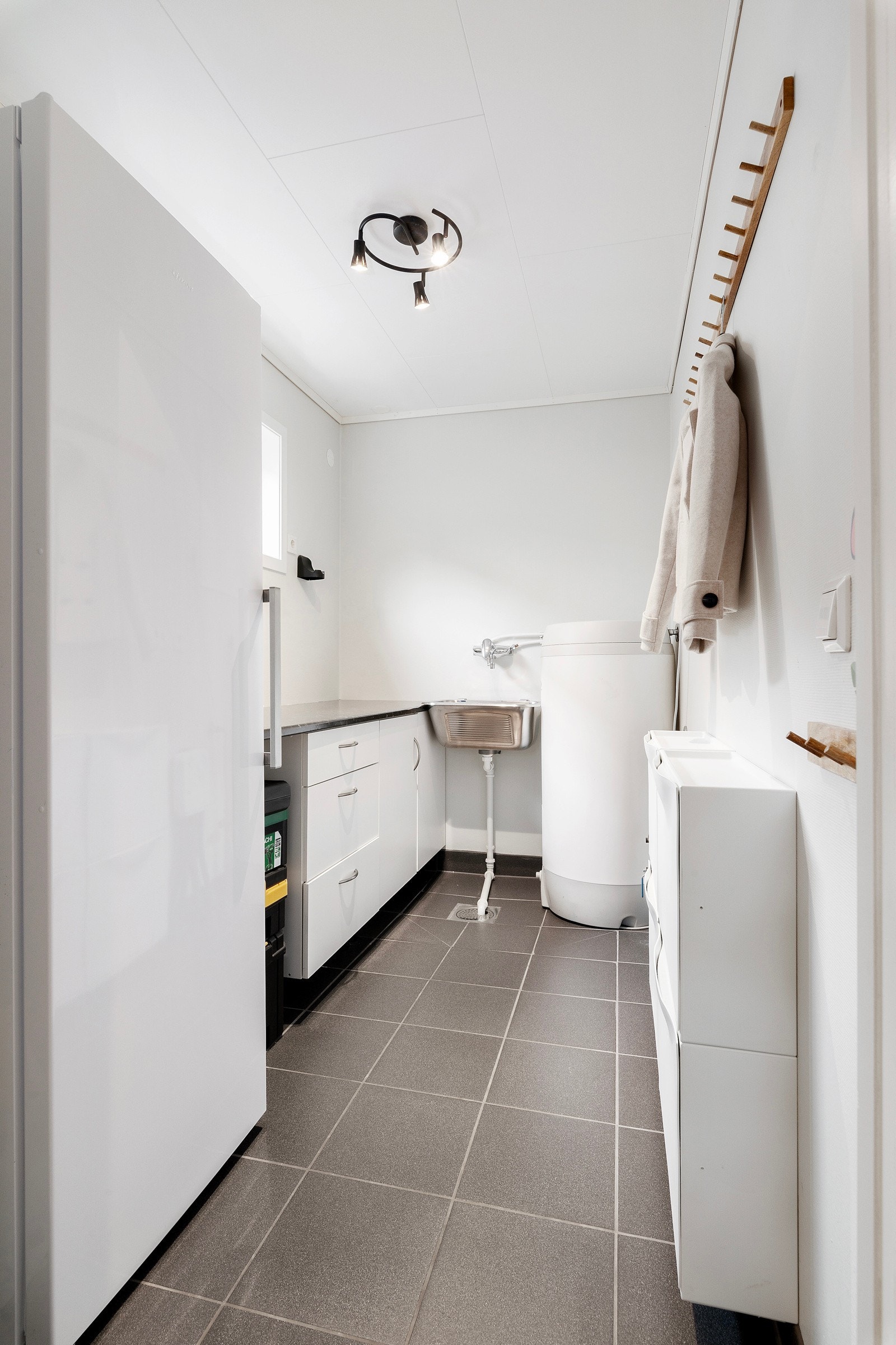 Vaskerommet har adkomst fra vindfanget og har fliser på gulv, innredning og utlagsvask. Galleribilde