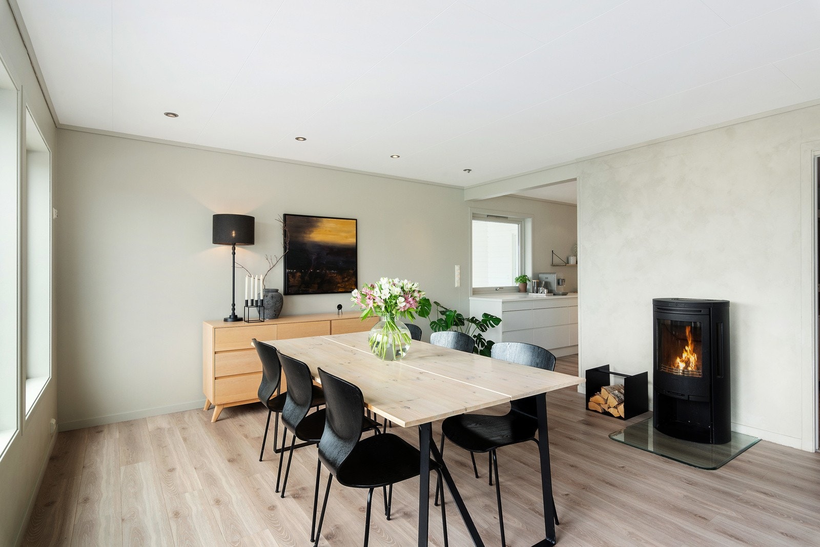 Her er det god plass til et langt spisebord foran peisen, som rommer både store og små. Galleribilde