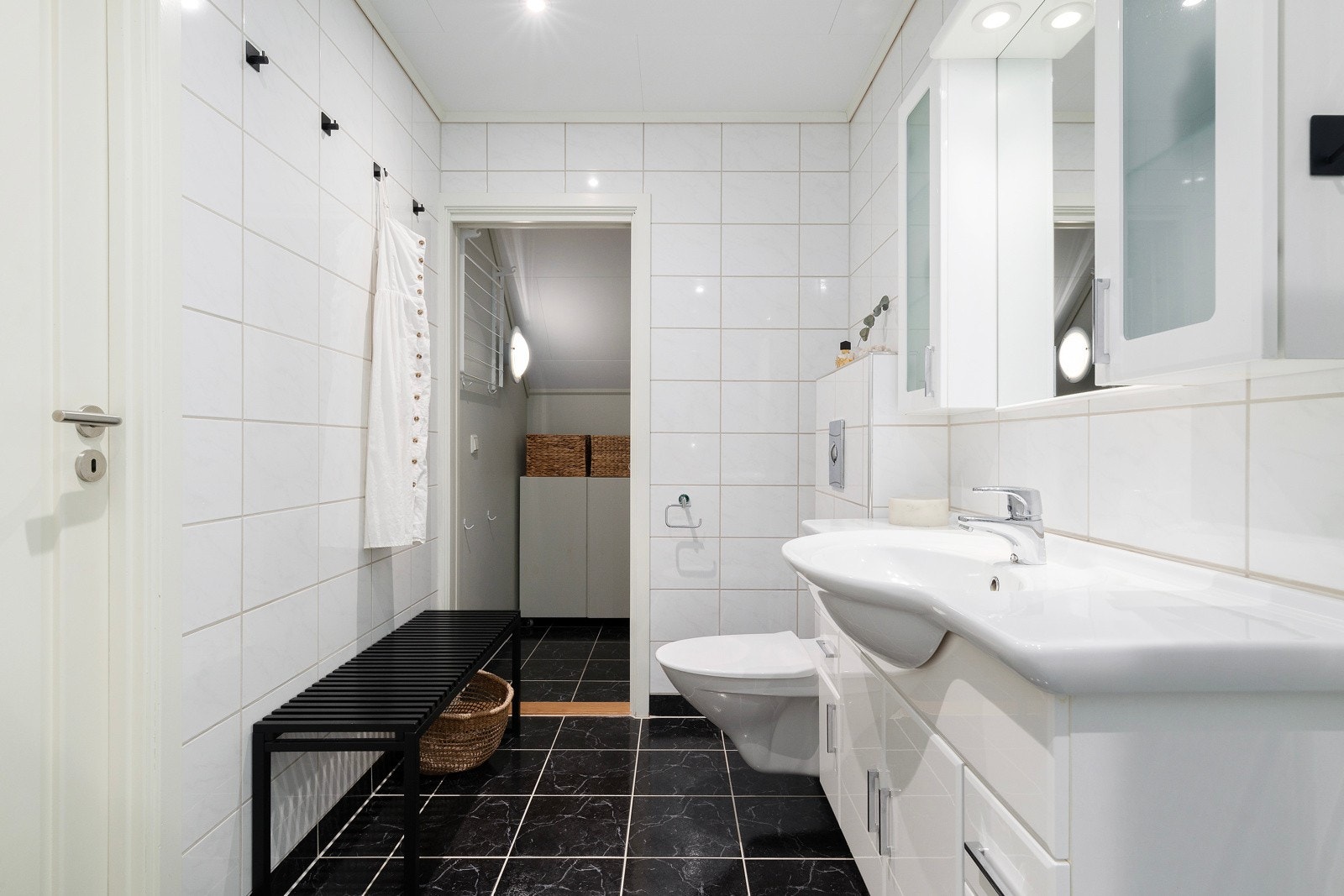 Her er det også et vegghengt toalett og en flott baderomsinnredning. Galleribilde