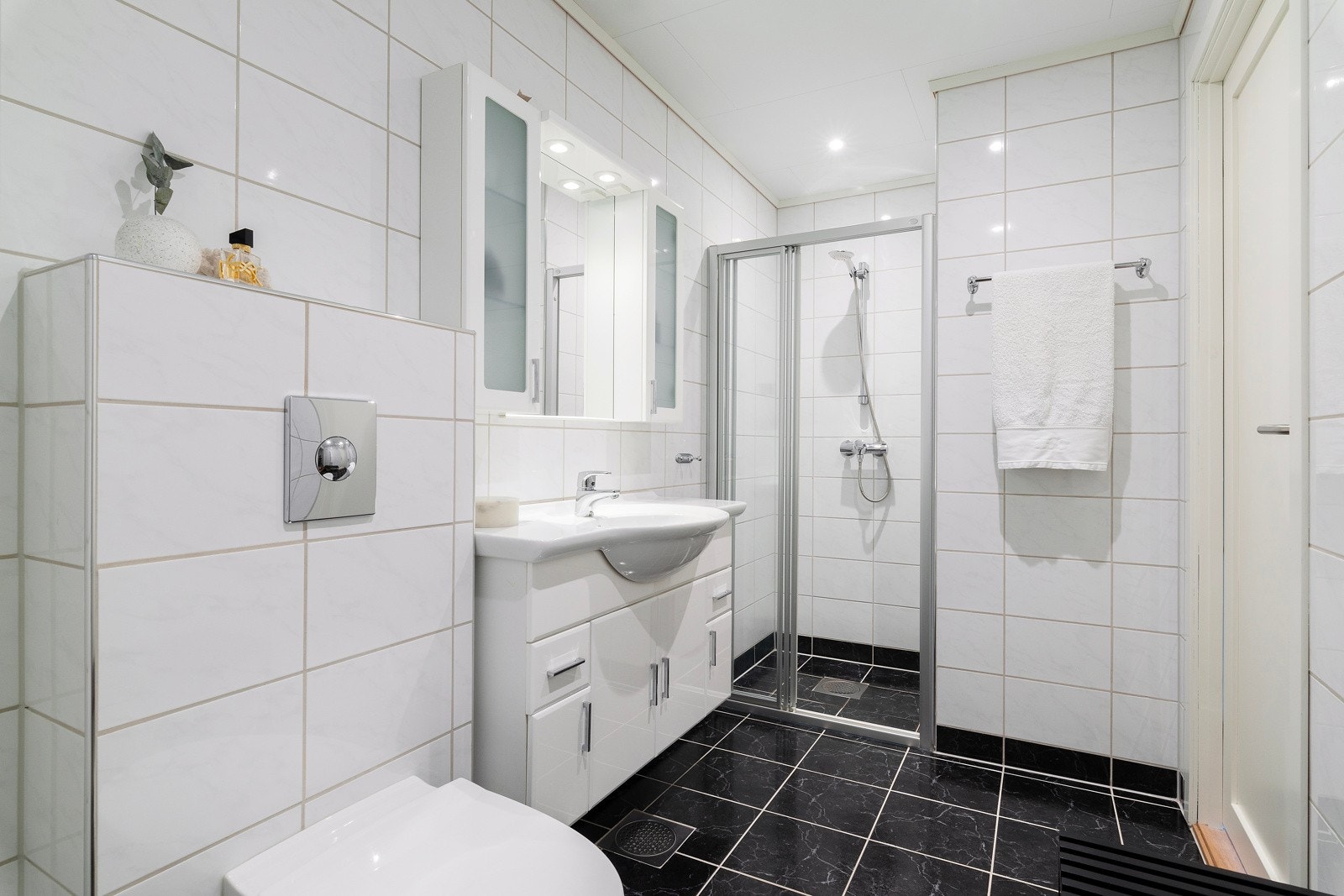 Badet i denne etasjen er også helfliset med dusjnisje med glassvegg og dusjgarnityr på veggen. Galleribilde