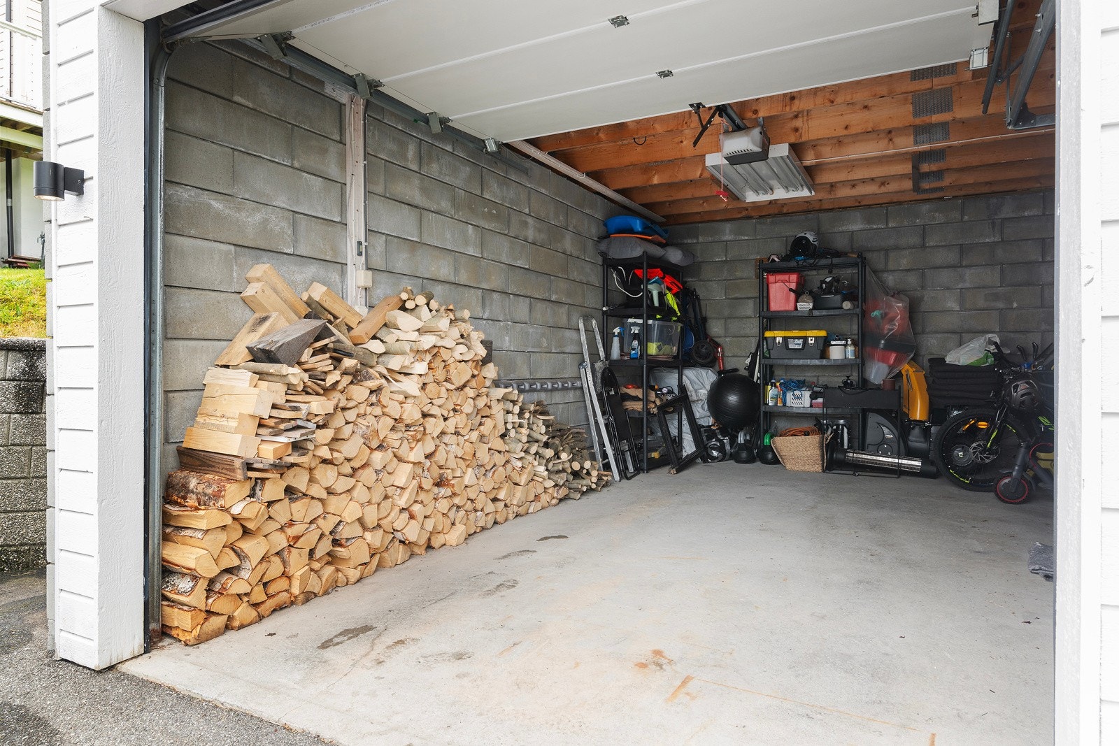 Den frittstående garasjen er også delt vertikalt, hvor denne delen tilhører boligen som selges. Galleribilde