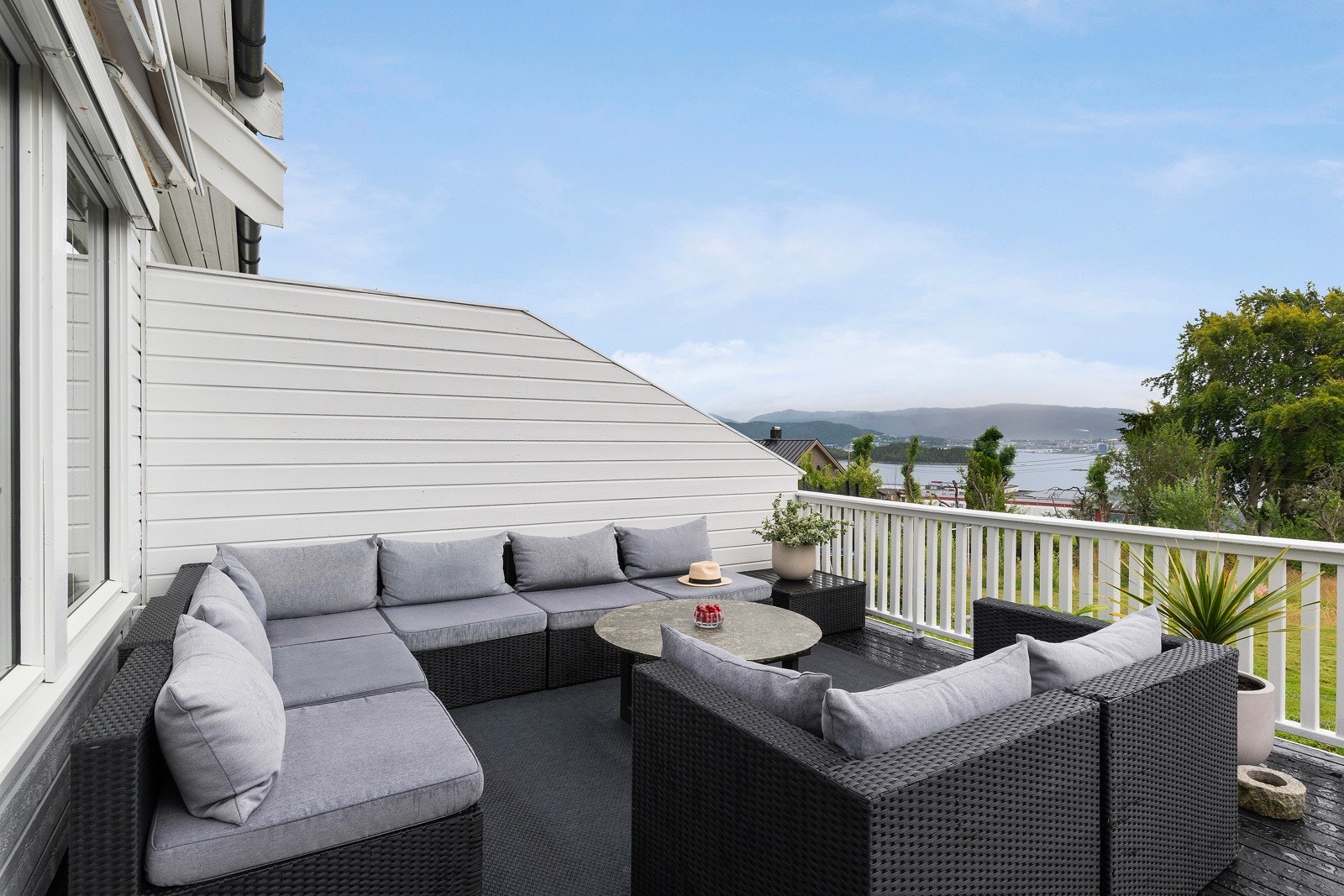 Her er det god plass til flere sittegrupper, grill og kanskje enda flere planter? Galleribilde