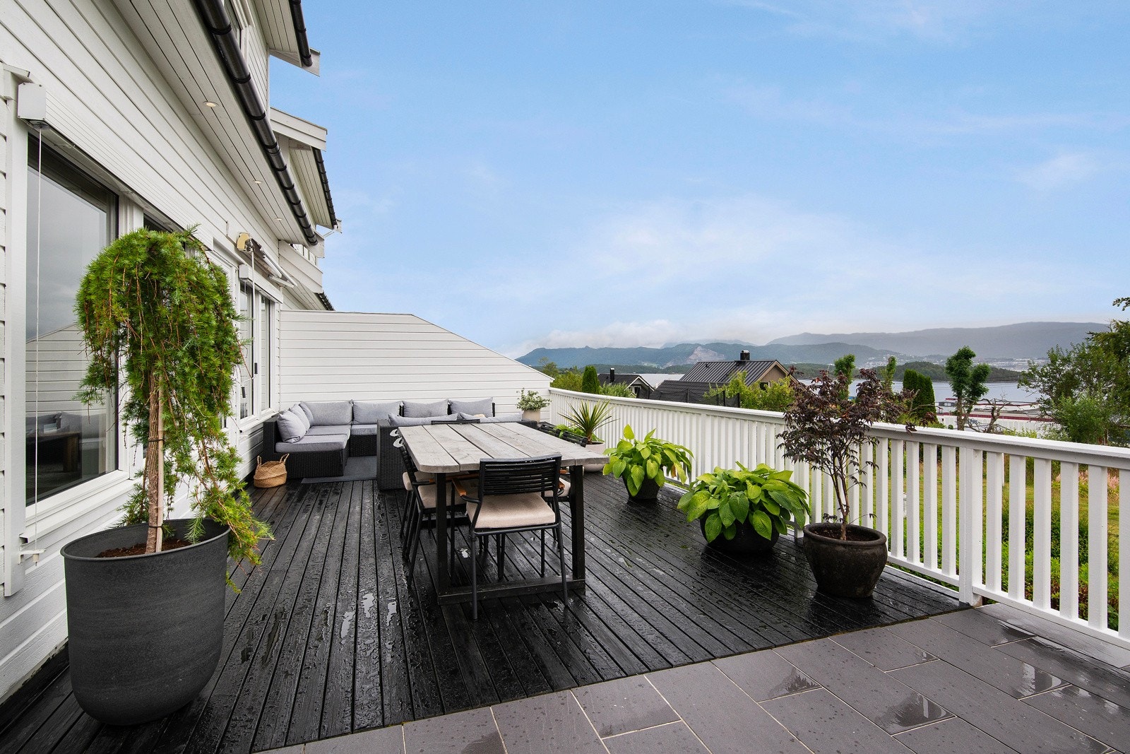 Boligen har en terrasse på hele 70 kvm, hvor ene delen er av sortbeiset terrassebord og den andre er belagt med fliser. Galleribilde