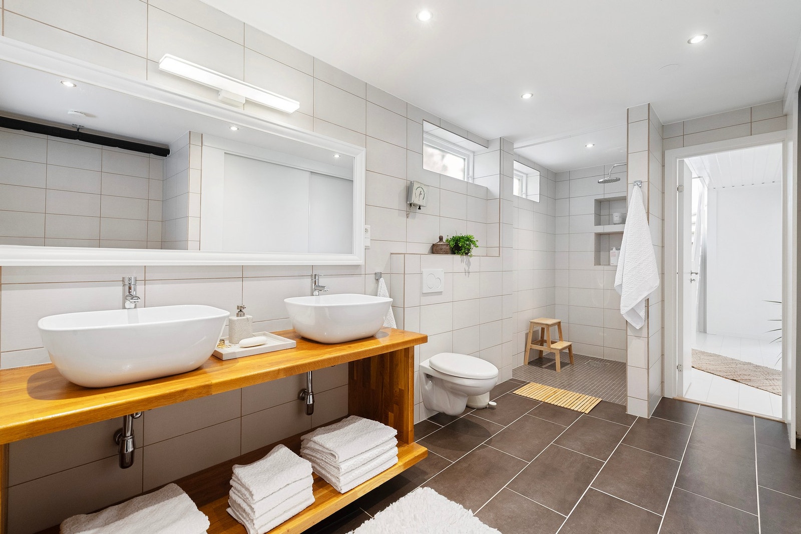 Stort bad/ vaskerom i underetasje Galleribilde