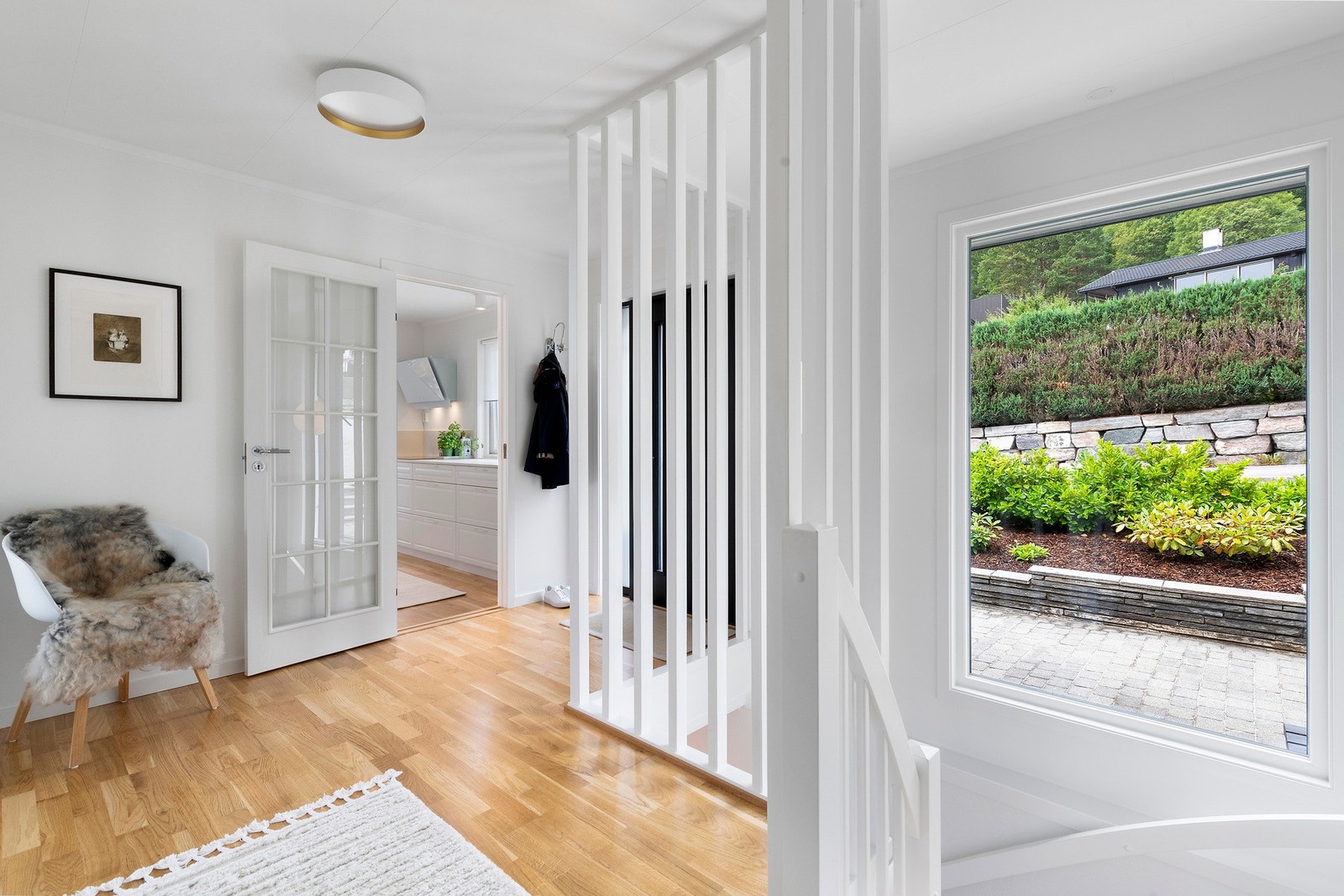 Hall med trapp til underetasje Galleribilde