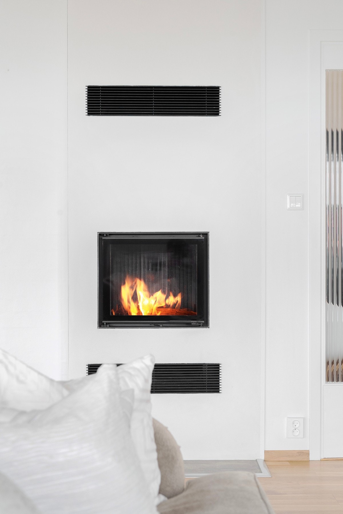 Moderne og pen vedovn montert i 2022 Galleribilde