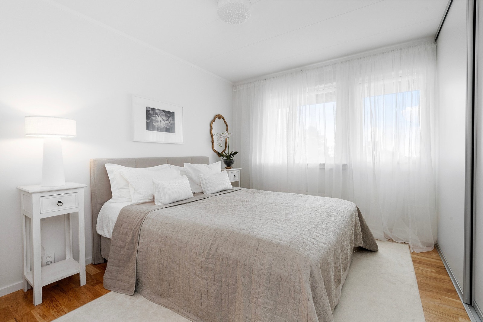 Hovedsoverom i 1. etasje med garderobeløsning fra Kvik Galleribilde