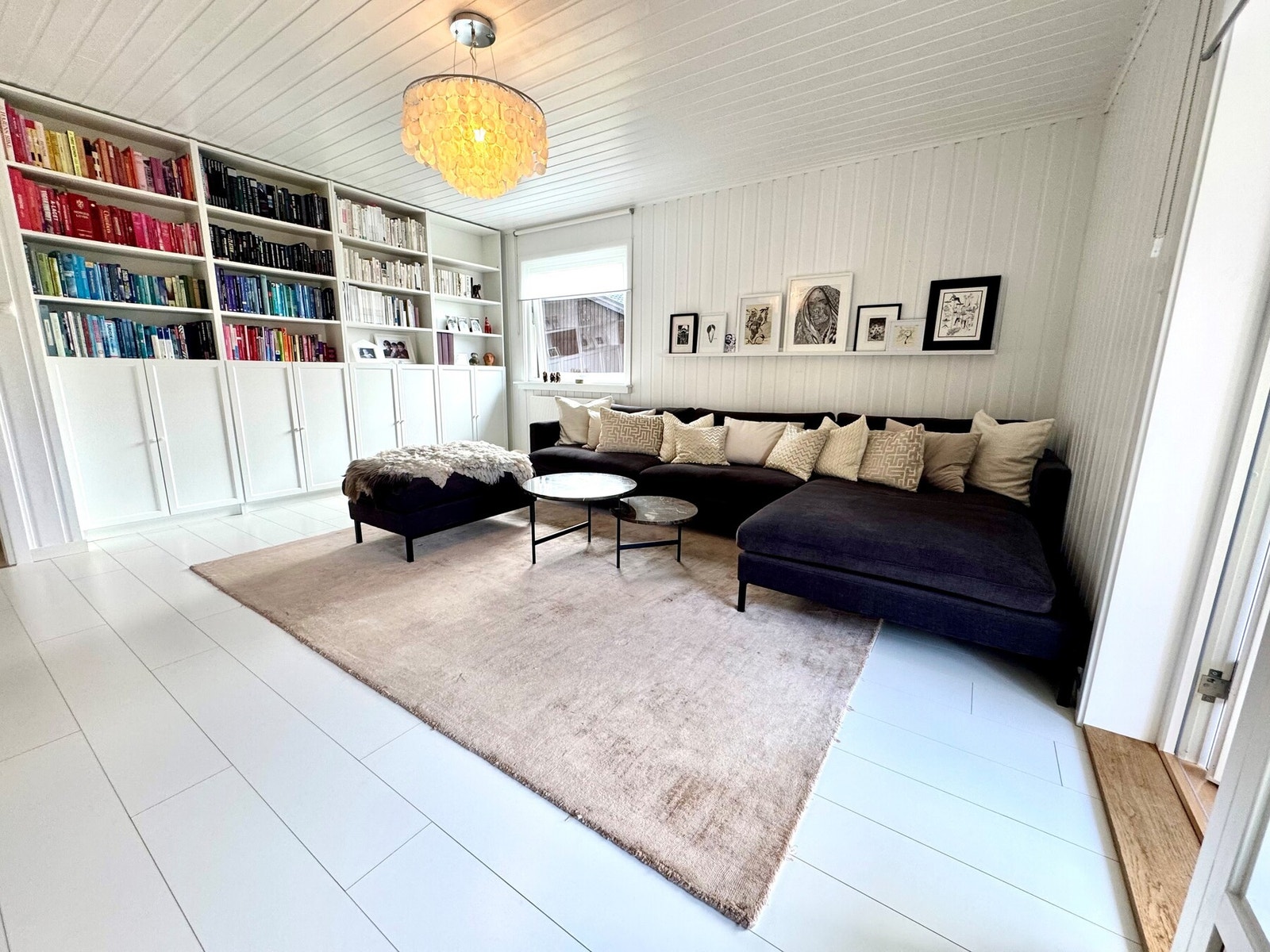 Stor tv-stue i underetasjen Galleribilde