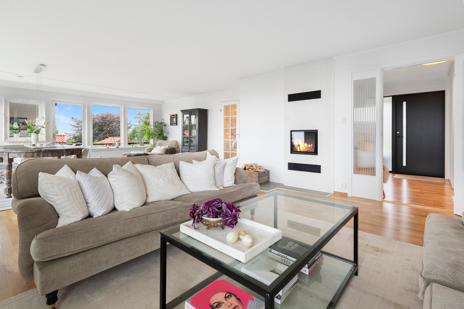 Den romslige stuen ble utvidet vestover i 1986 Galleribilde