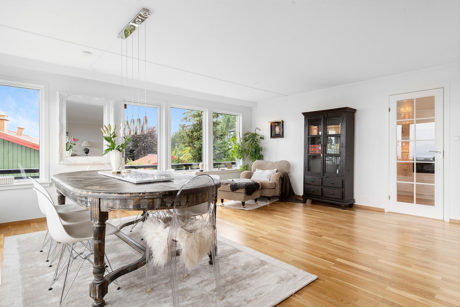 Stuen har god plass til store spisemøbler Galleribilde