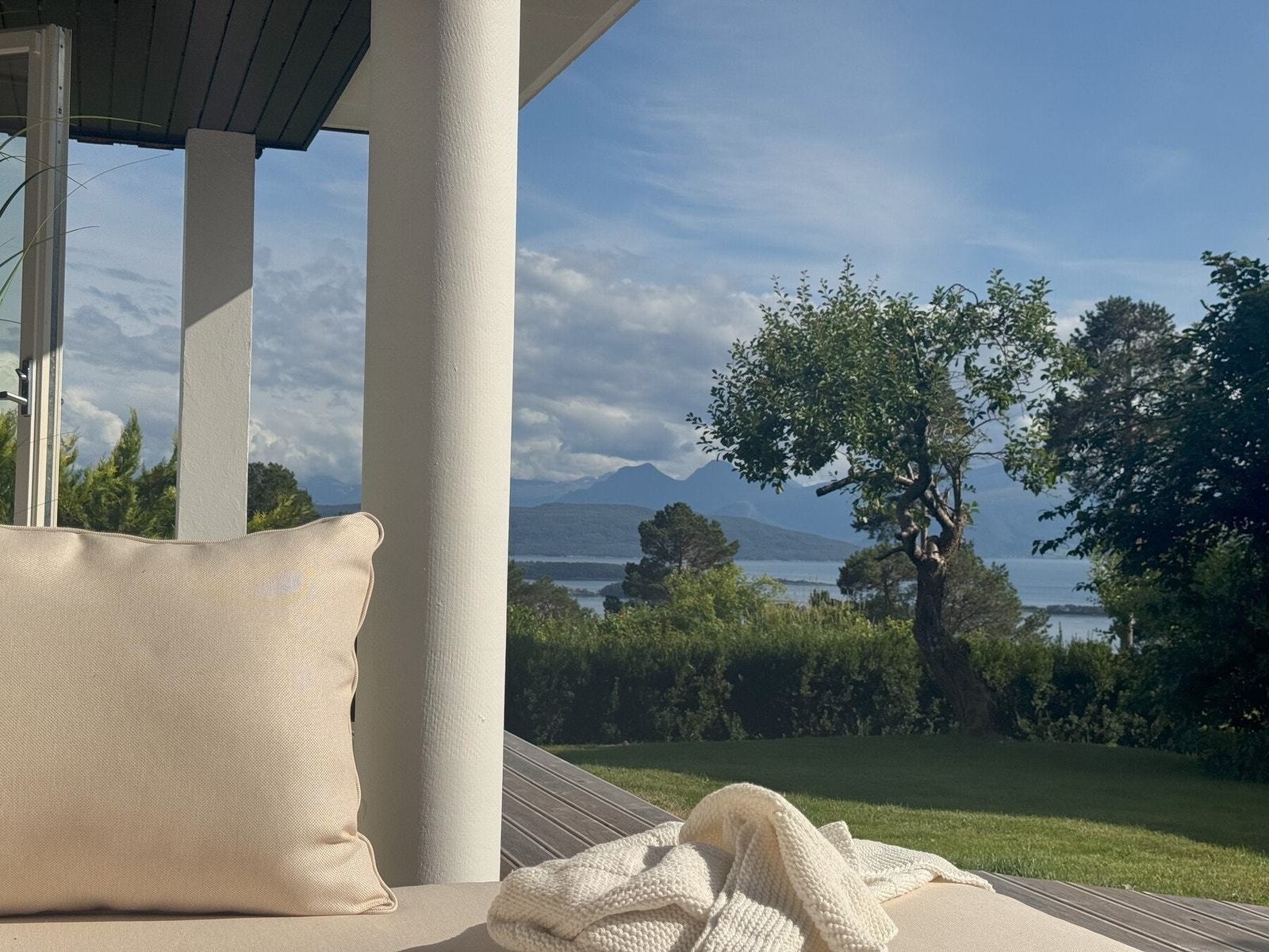 Nydelig utsikt mot fjord og fjell Galleribilde