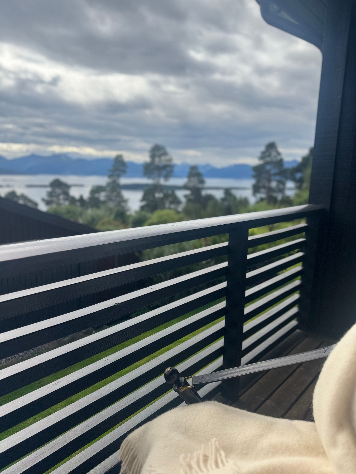 Vakker utsikt til fjord og fjell fra balkongen Galleribilde