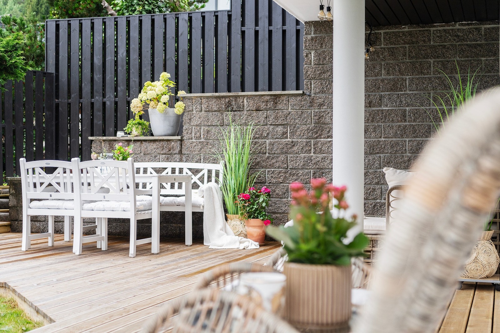 Hyggelig og skjermet terrasseplass mot vest Galleribilde