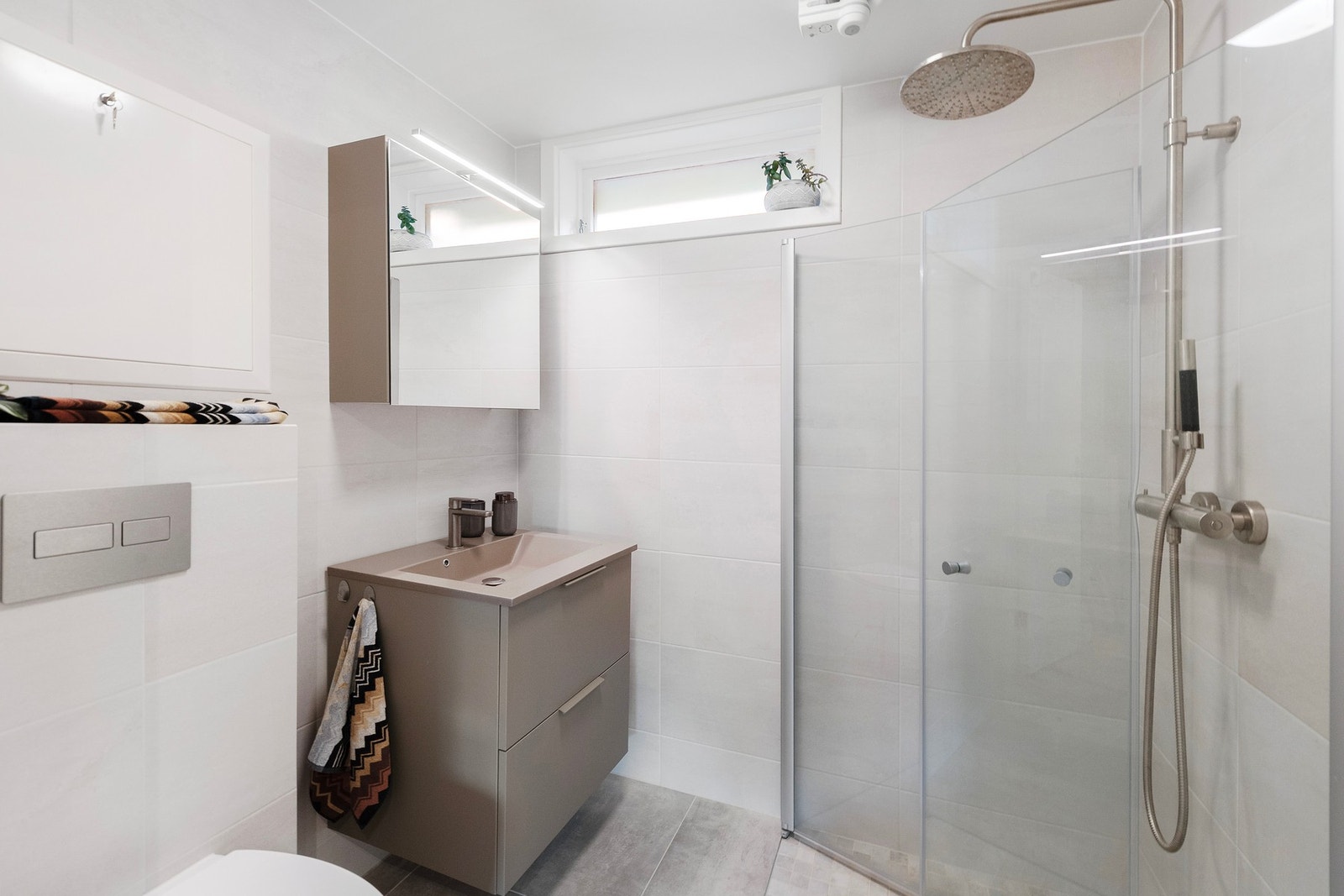 Bad i østre del underetasje er renovert i 2023 med innredning fra Kvik Galleribilde