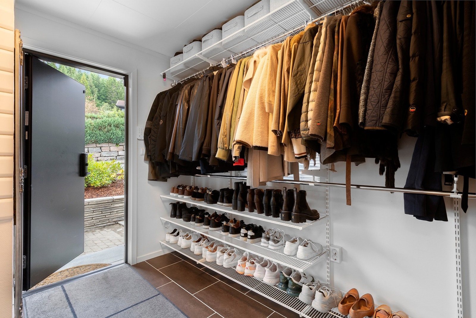 Biinngang med Elfa garderobeløsning Galleribilde