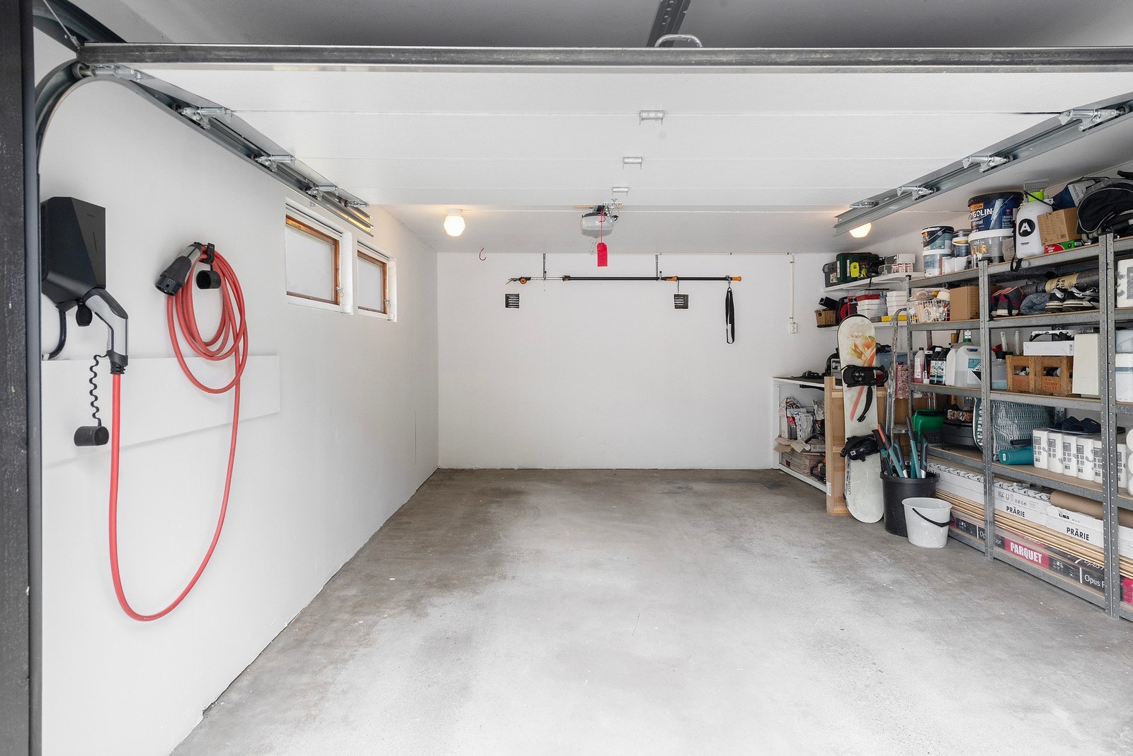 Garasje med 2 elbil-ladere Galleribilde