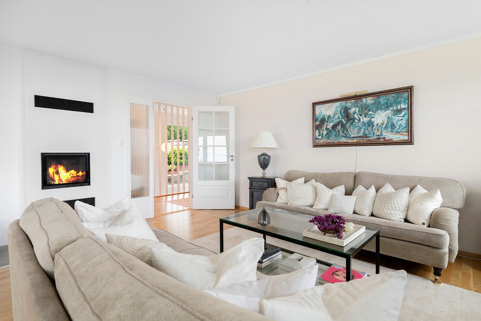 Stue med moderne peisovn installert i 2022 Galleribilde