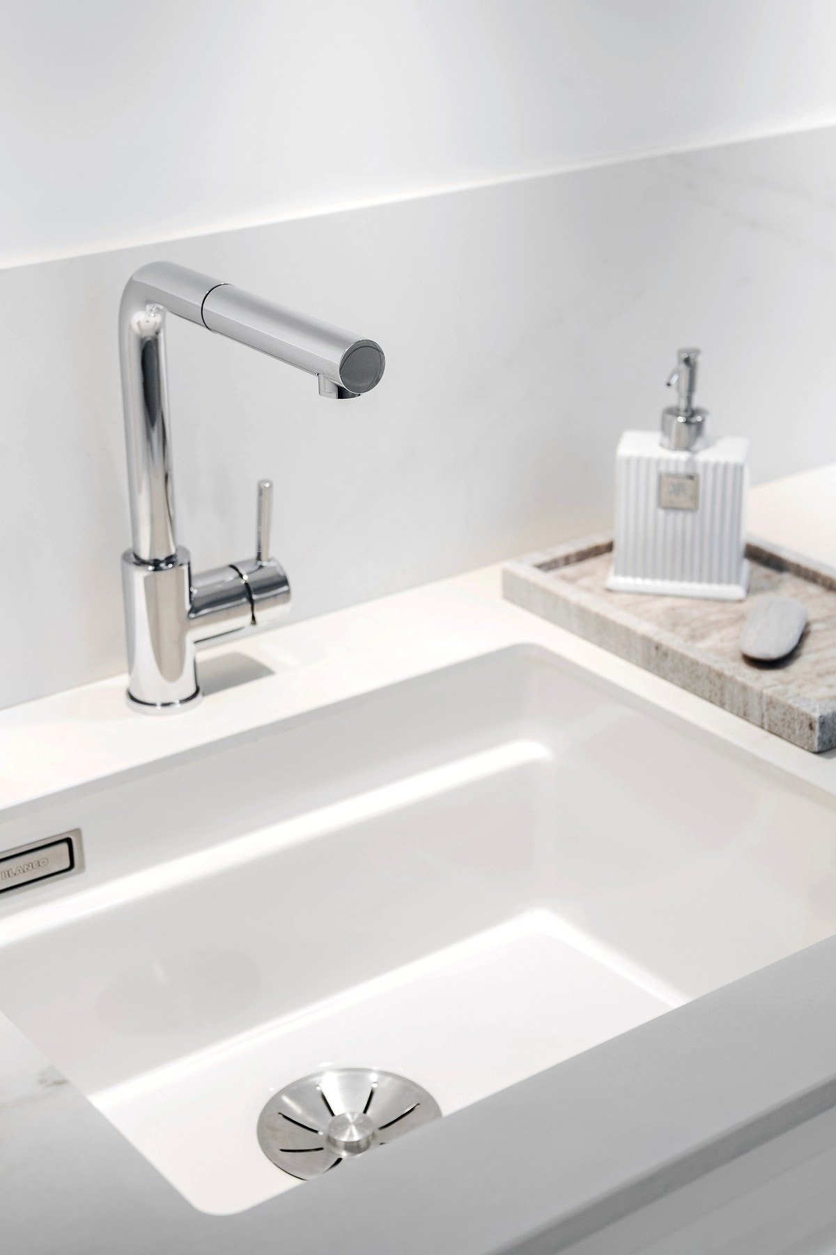 Stilren kjøkkenvask i porselen med fint armatur Galleribilde