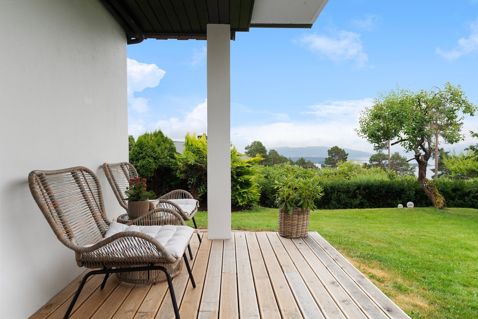Terrasse mot vest og sør i hagen Galleribilde