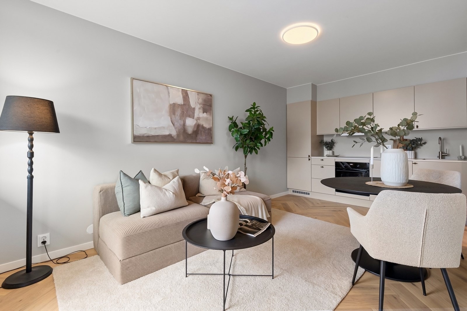 Lys og lekker stue med rom for møblering Galleribilde