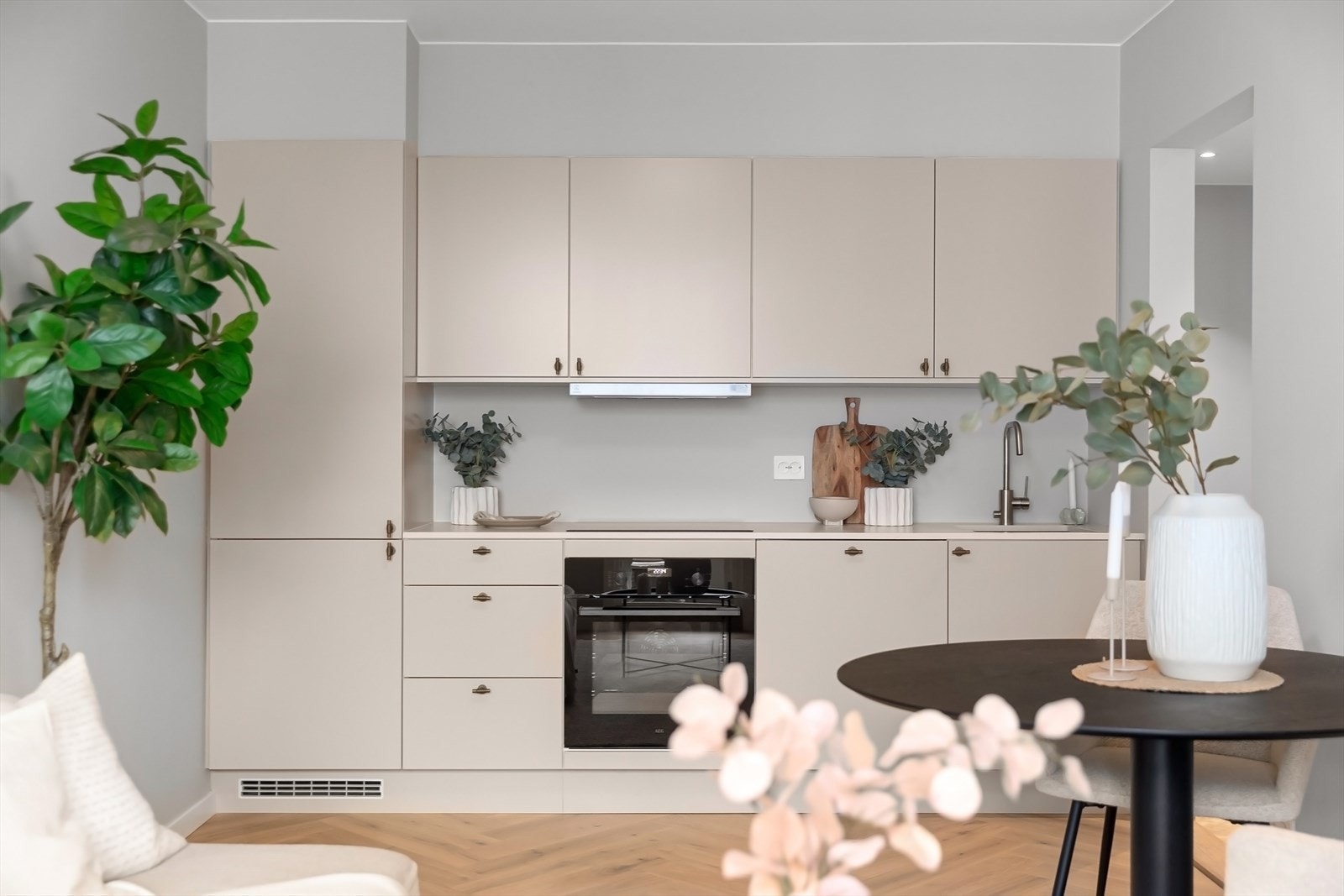 Nytt kjøkken med integrerte hvitevarer Galleribilde