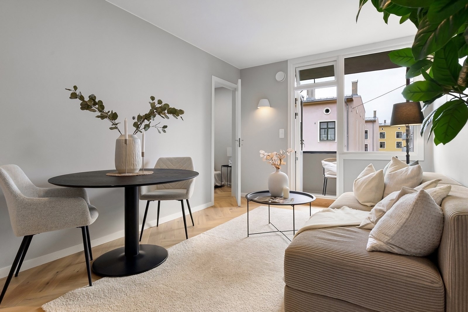 Lekker fiskebeinsparkett på gulv Galleribilde