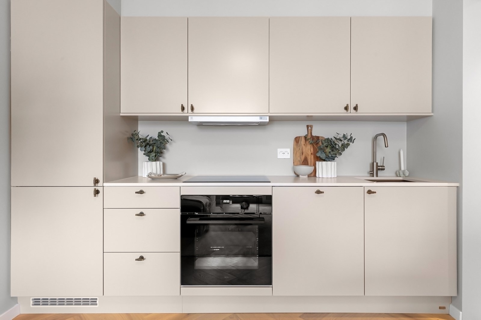 God skap- og benkeplass Galleribilde