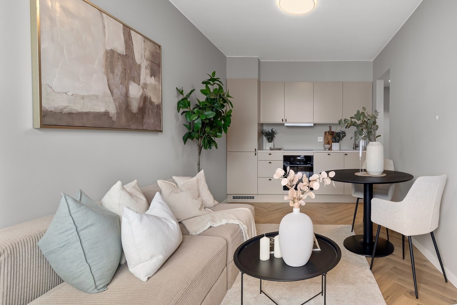 Leiligheten holder høy standard med lekre gulv og moderne farger Galleribilde