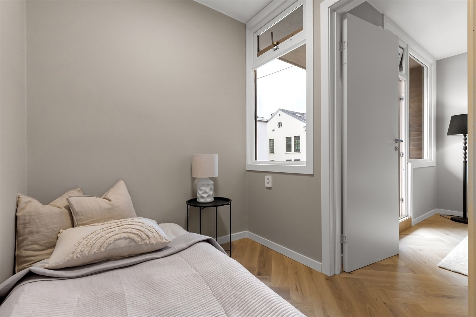 Soverom med plass til seng og nattbord Galleribilde