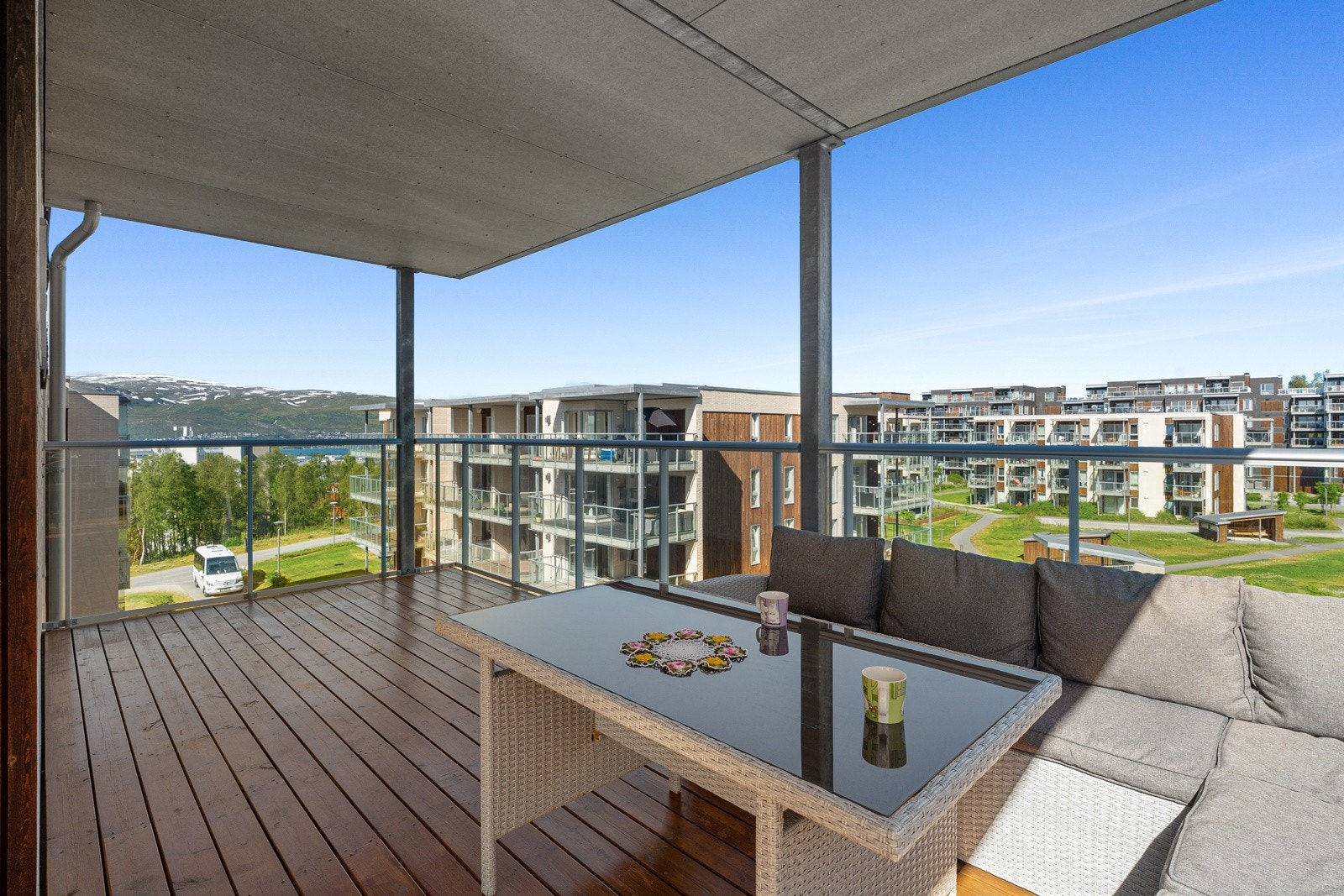 Fra stuen er det utgang til en stor veranda. Flotte sol- og utsiktsforhold. Galleribilde