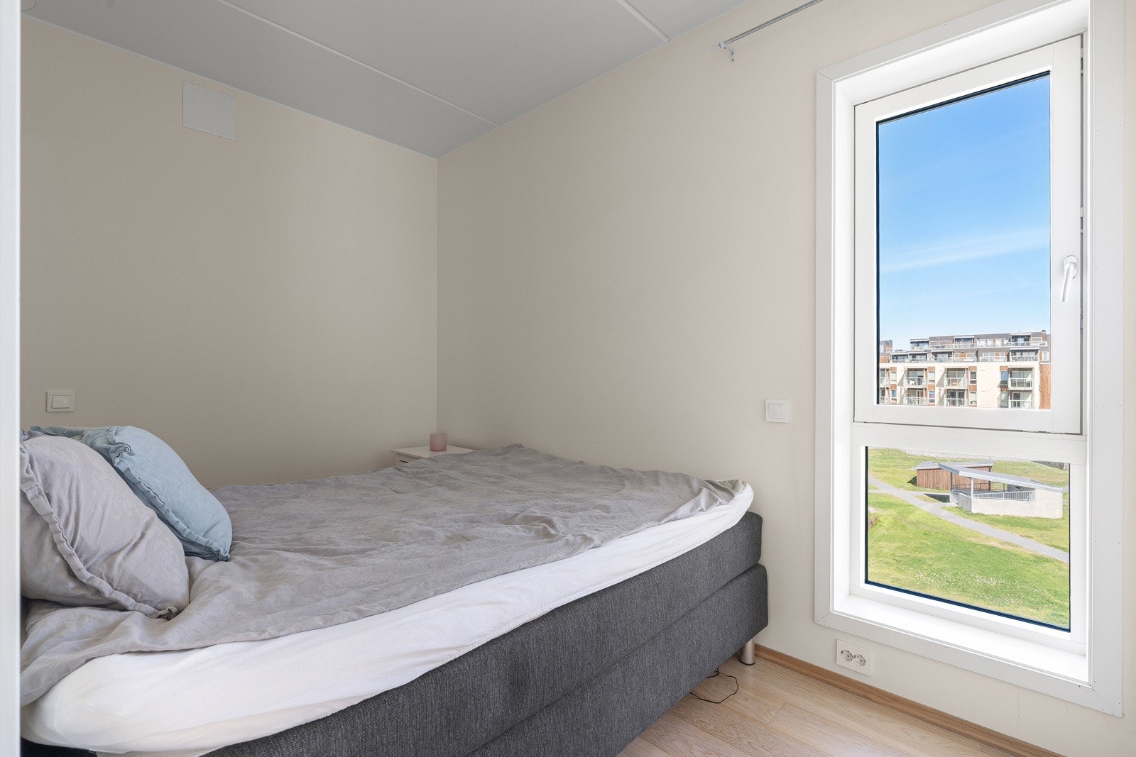 Soverommet framstår romslig og har plass til stor seng og tilhørende nattbord. Galleribilde