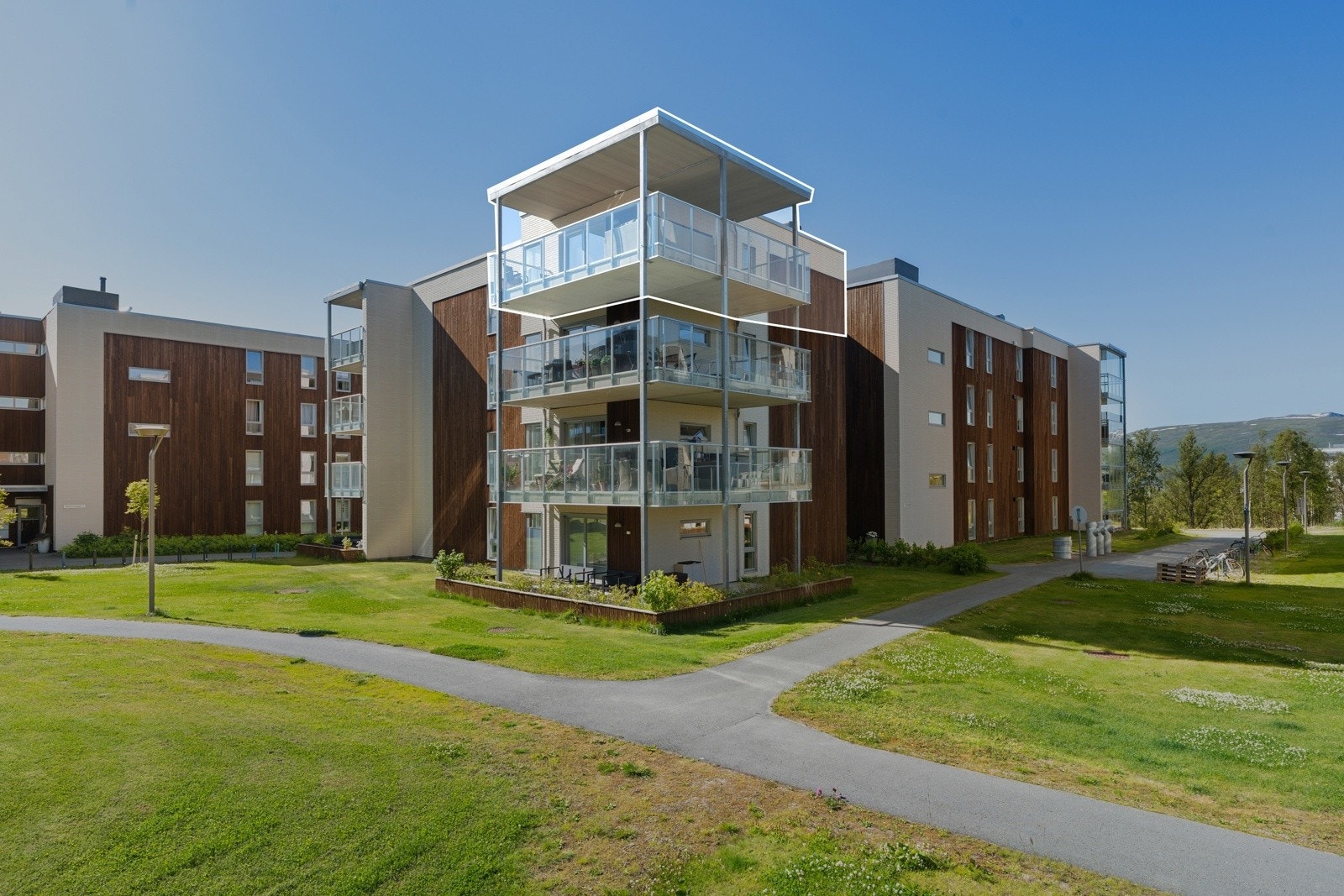 Leiligheten ligger meget fint til, i toppetasjen av bygget. Galleribilde