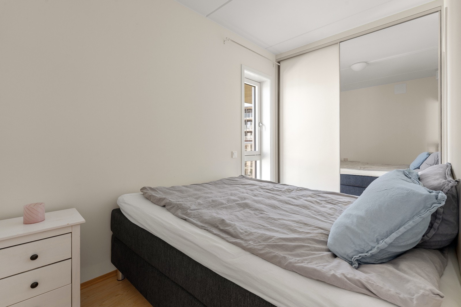 Innredet med garderobeskap med god oppbevaringsplass. Galleribilde