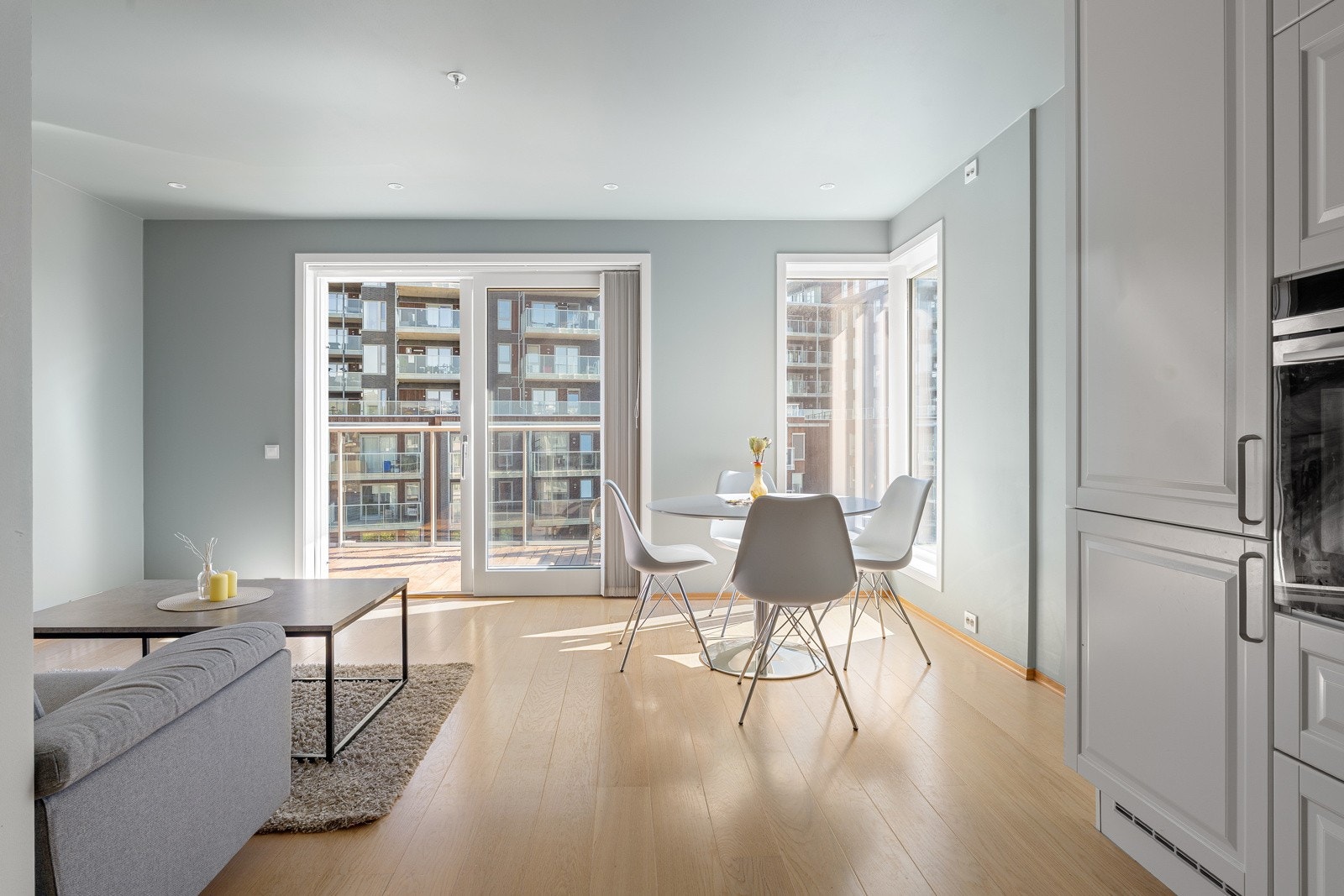 Stuen framstår åpen, lys og luftig, med store vindusflater og generøs takhøyde. Galleribilde