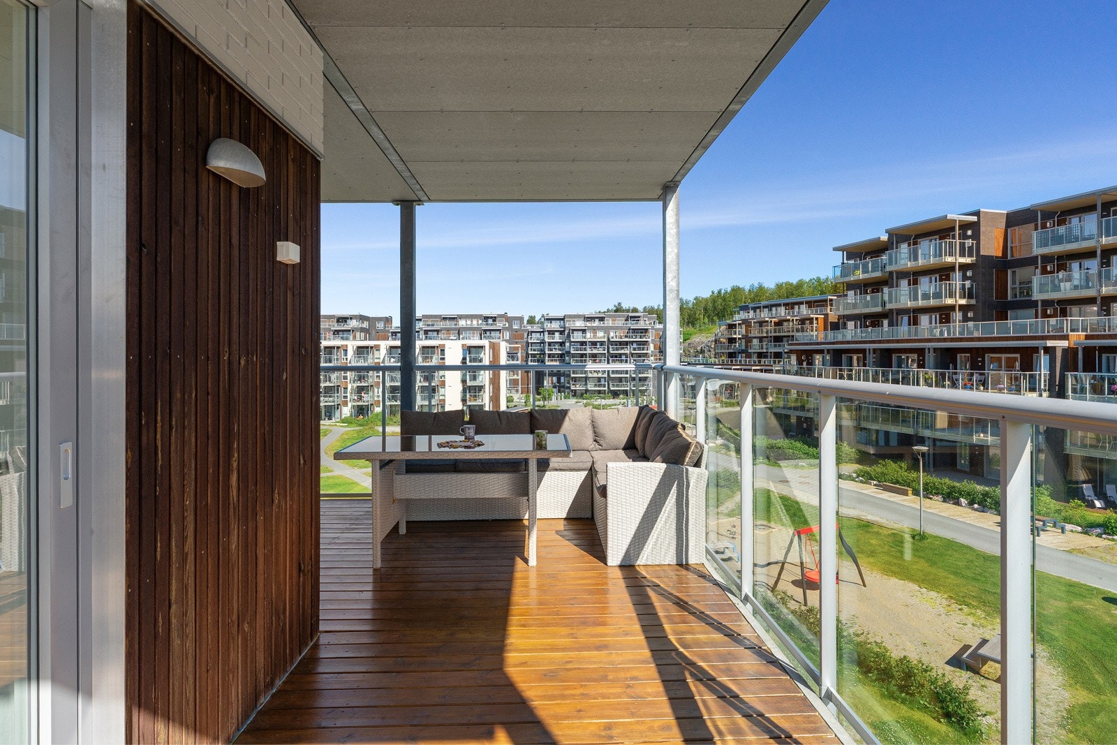 Verandaen strekker seg langs hele leiligheten. Galleribilde