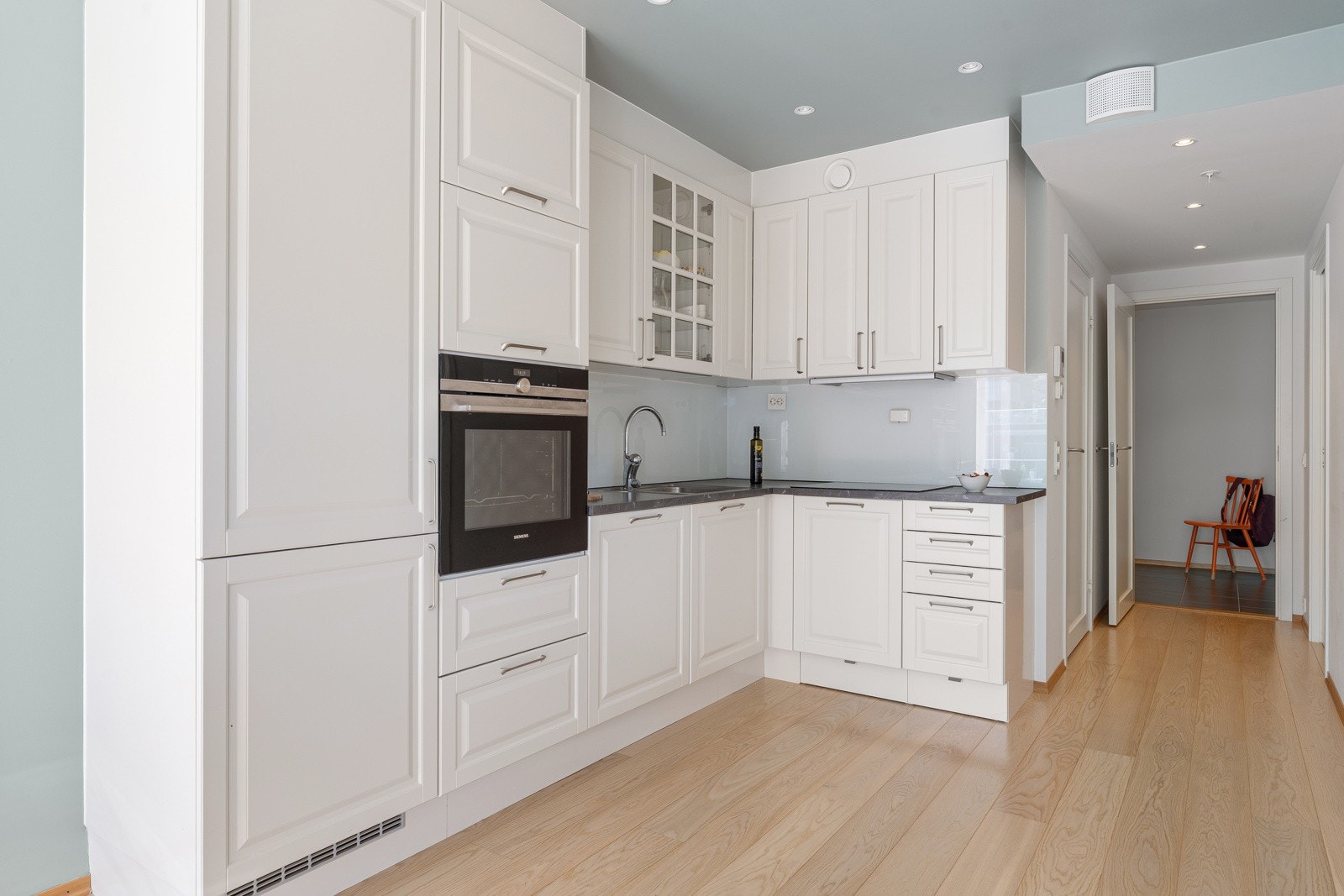 Her har du alt du trenger av integrerte hvitevarer som induksjonstopp, stekeovn, oppvaskmaskin og kjøleskap. Galleribilde