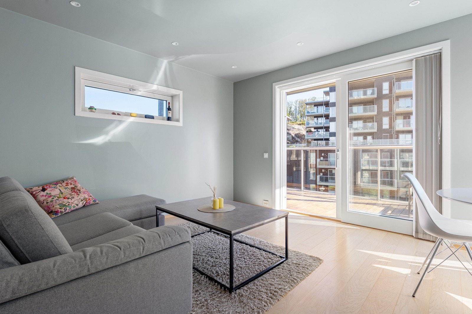 I stuen har du god plass til stor sofa med tilhørende sofabord. Galleribilde