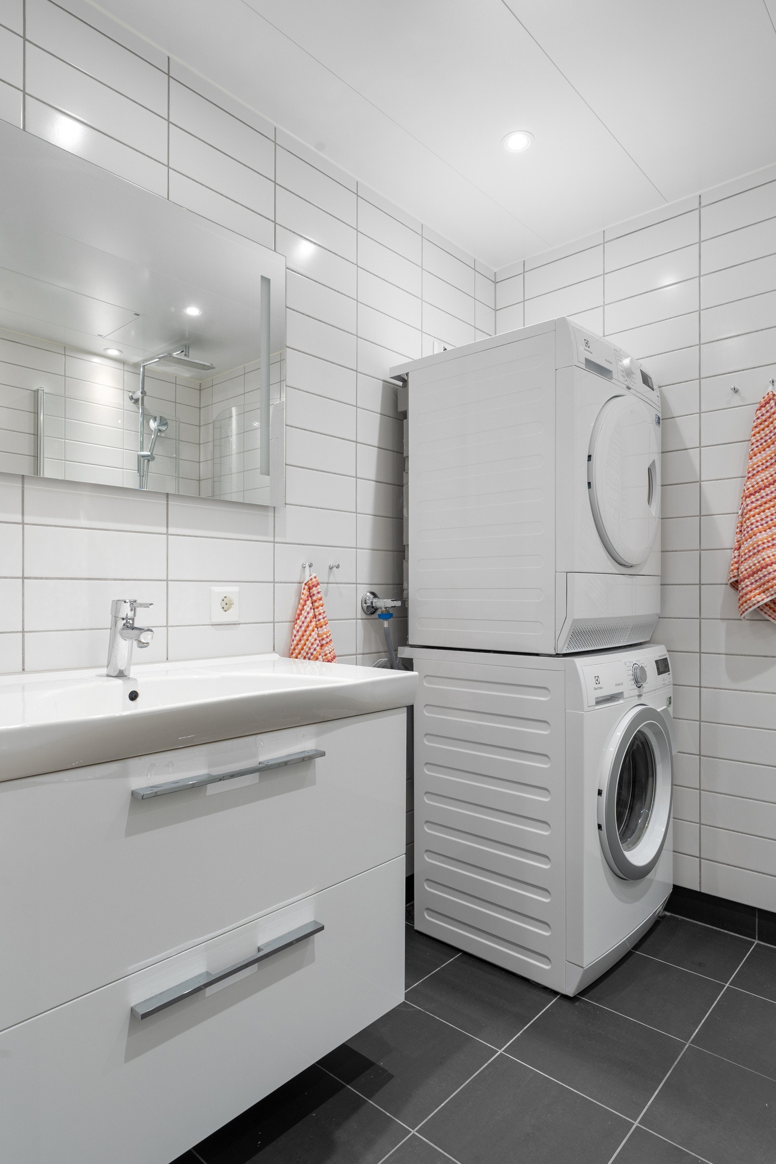 Badet har god oppbevaringsplass i praktiske skuffer under servant. Galleribilde