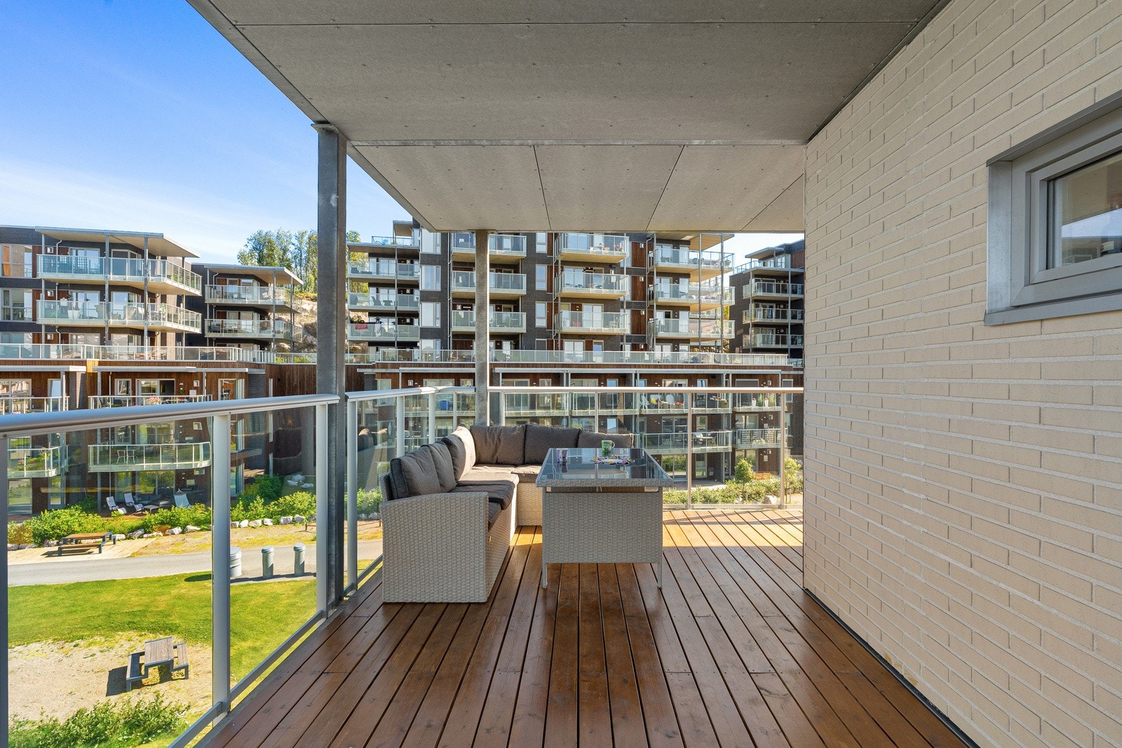 Overbygget gjør verandaen svært bruksvennlig. Galleribilde