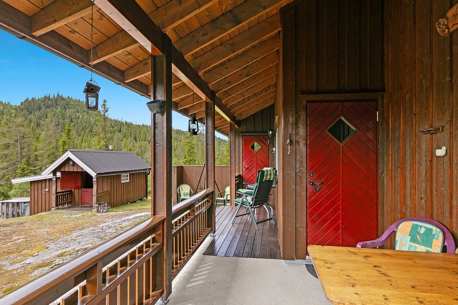 Utenfor hytteveggene mot sør og øst, er det en terrasse på ca. 33 kvm. Galleribilde