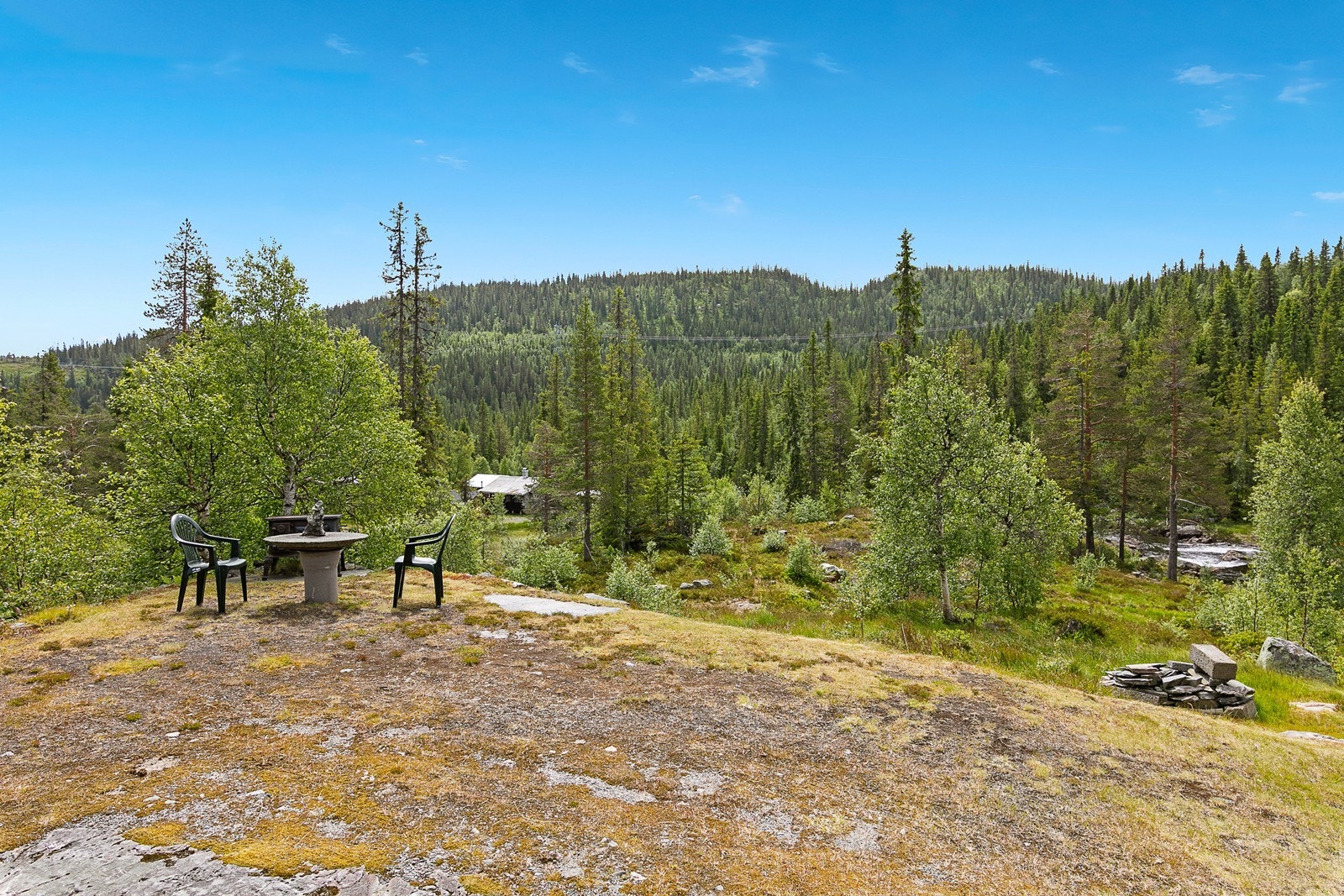 Med grunn av fjell er alt tilrettelagt for kos rundt bålpanna. Galleribilde