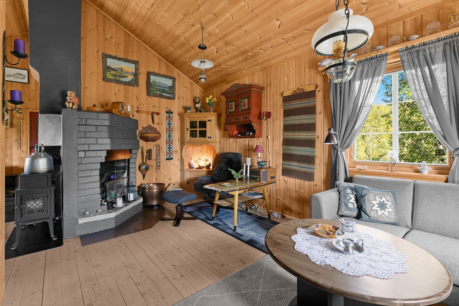 To vedovner sørger for effektiv oppvarming av hytta, mens en åpen peis gir ekstra stemning. Galleribilde