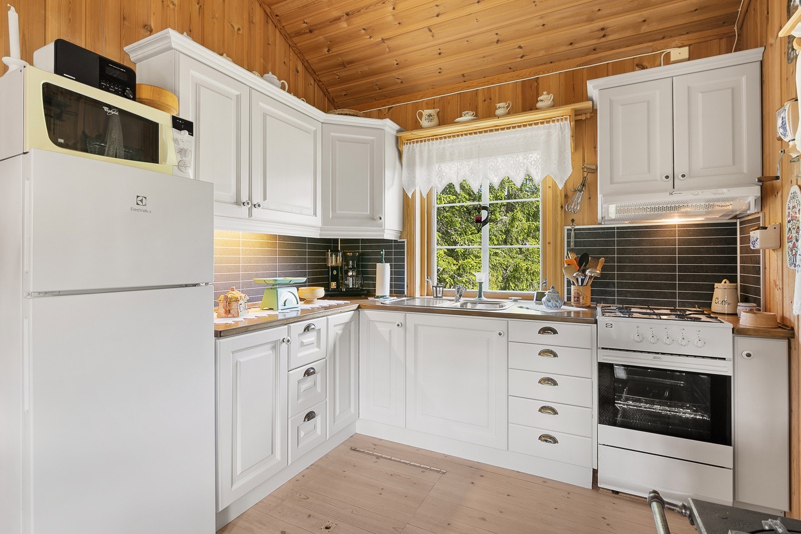 Innredningen har hvitmalte trefronter, heltre benkeplate og flisimitere plater på veggene. Galleribilde