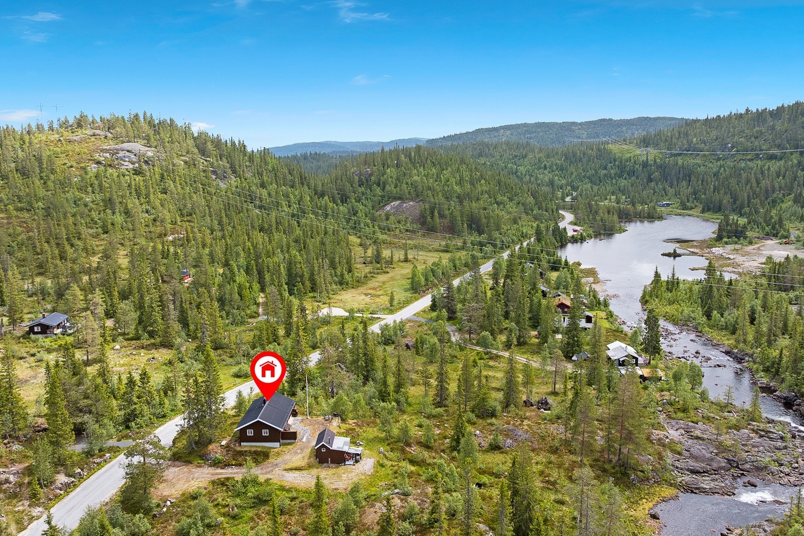 Eiendommen er på 1 044 kvm og grenser mot en glitrende elv som gjør det hele ekstra idyllisk Galleribilde